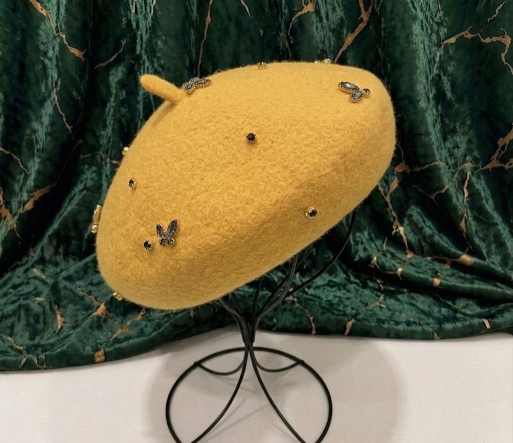 Béret en laine femme jaune avec broche abeille cristal | Abeille Royale