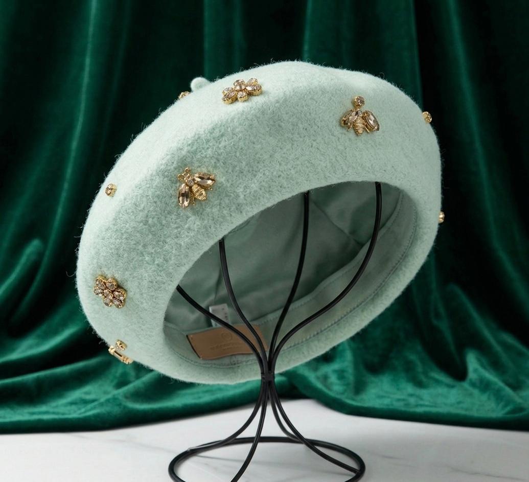Béret en laine femme vert avec broche abeille cristal | Abeille Royale