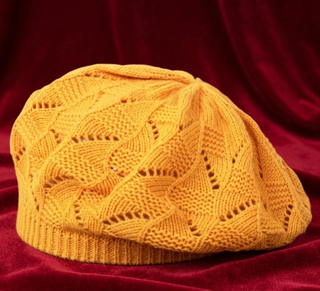 Béret femme tricoté en acrylique – Jaune moutarde – Audacieux.