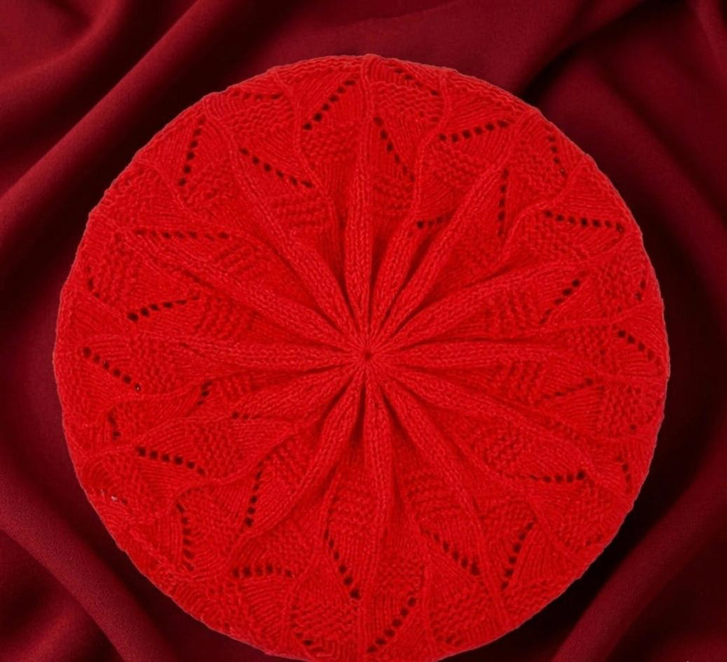 Béret femme tricoté en acrylique – Style artiste français – Rouge foncé.